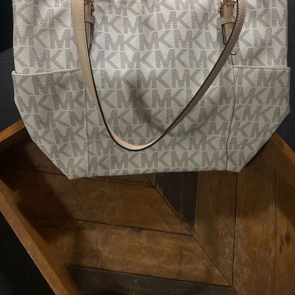 Michael Kors Jet Set Tote in Vanilla Logo | Gold Hardware - Picture 2 of 5